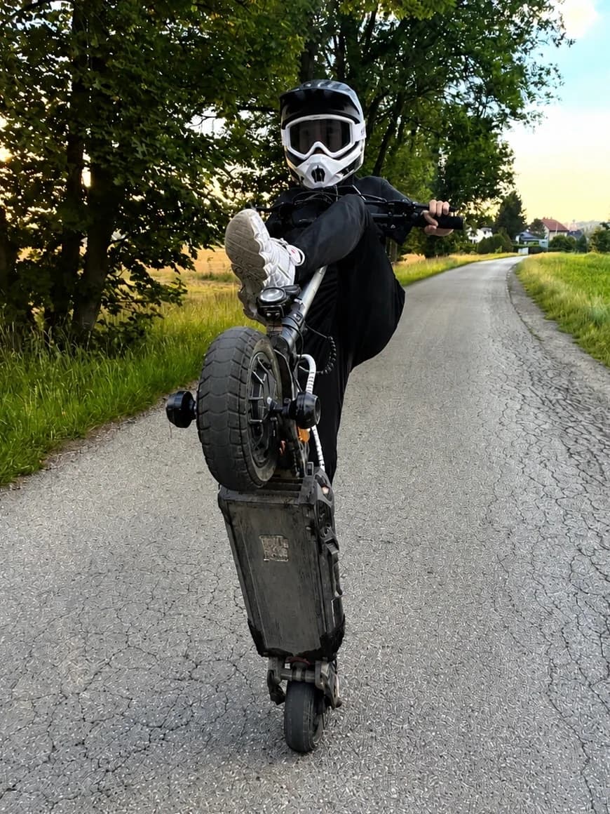 Wheelie Bar zamontowany z tyłu hulajnogi